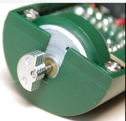 Столь большую площадь действия и эффективность прибора обеспечивает встроенный вибромотор